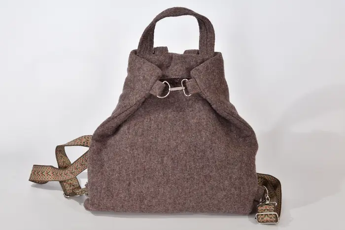 handgefertigter Rucksack aus Walkloden, Petra M aus Walkloden aus 100% Schafschurwolle in braun mit Applikation aus Orangenholz aus La Palma, Unikat, hergestellt auf La Palma, Kanarische Inseln, Spanien, Europa