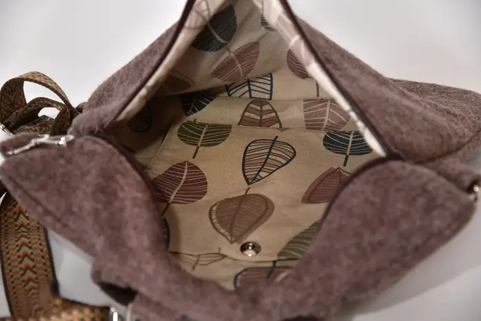 handgefertigter Rucksack aus Walkloden, Petra M aus Walkloden aus 100% Schafschurwolle in braun mit Applikation aus Orangenholz aus La Palma, Unikat, hergestellt auf La Palma, Kanarische Inseln, Spanien, Europa