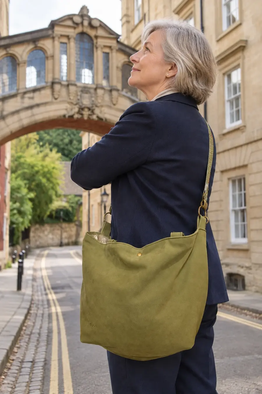 Frau trägt Ledertasche Modell Sarah playa L Art. 26073, Unikat, hergestellt auf La Palma, Kanarische Inseln, Spanien, Europa