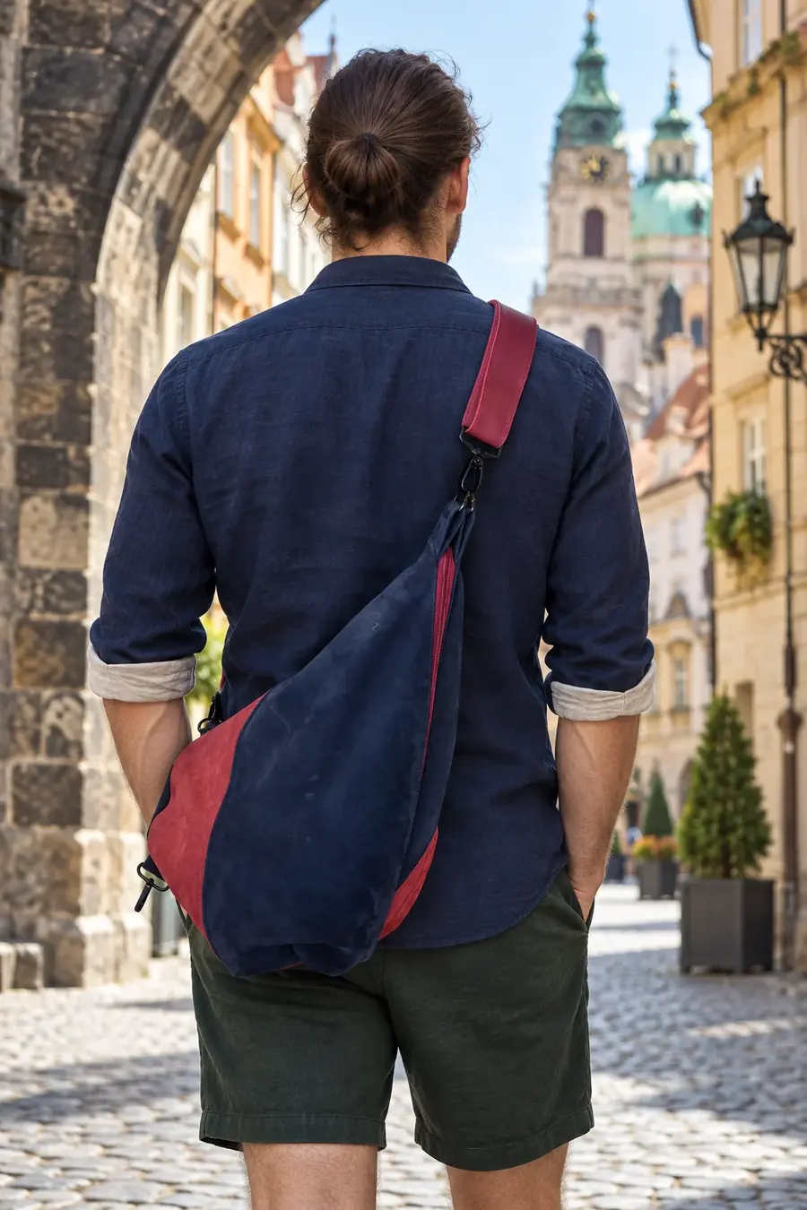 Mann trägt Lederrucksack Modell Tim S Art. 26067, Unikat, hergestellt auf La Palma, Kanarische Inseln, Spanien, Europa