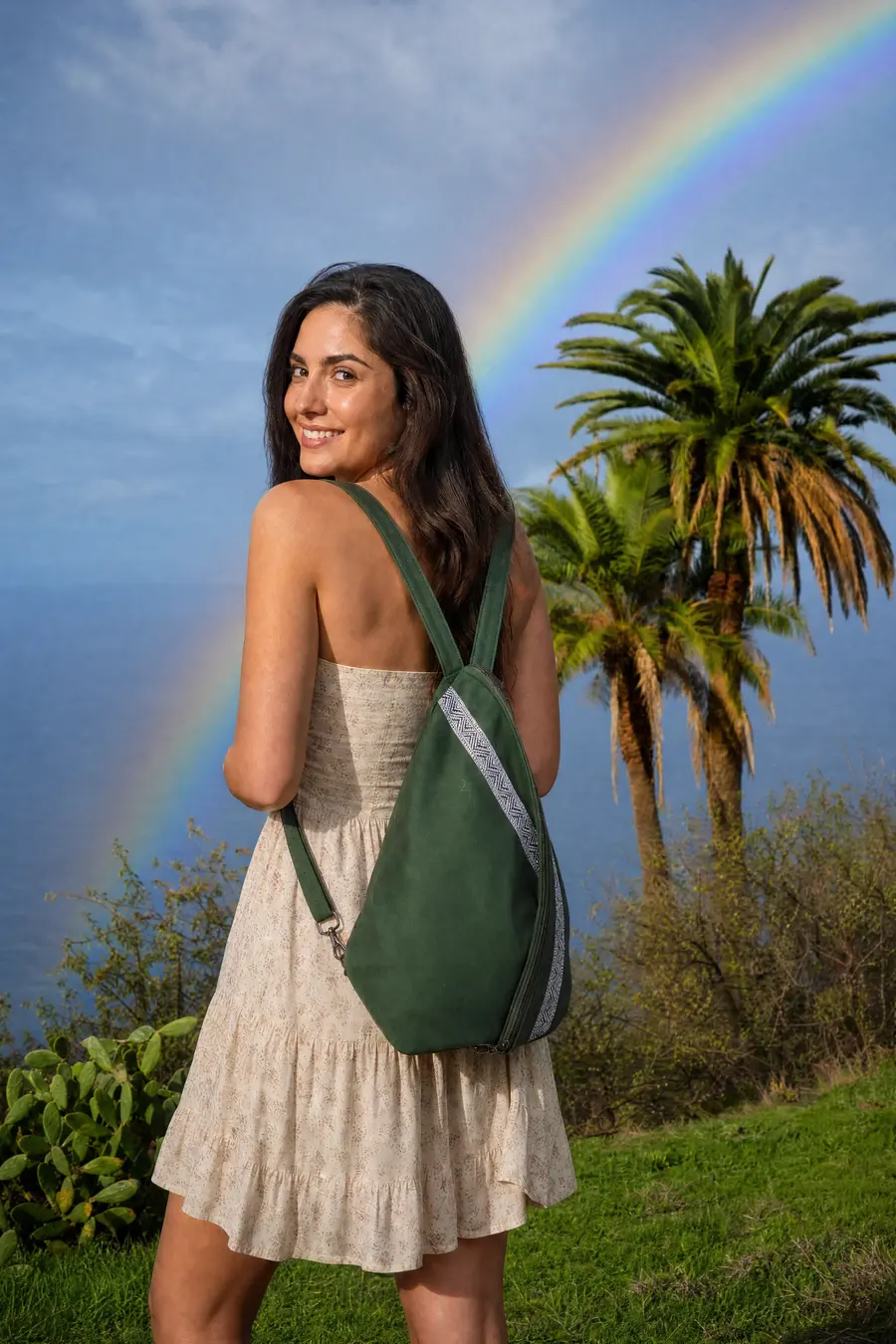 Frau trägt Lederrucksack Modell Tim S Art. 24017, Unikat, hergestellt auf La Palma, Kanarische Inseln, Spanien, Europa