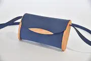 Jenny XS aus blauem PullUp-Wasserbüffel-Blankleder mit Eschenholz