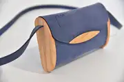 Jenny XS aus blauem PullUp-Wasserbüffel-Blankleder mit Eschenholz