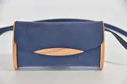 Jenny XS aus blauem PullUp-Wasserbüffel-Blankleder mit Eschenholz