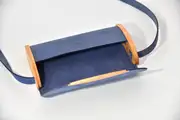 Jenny XS aus blauem PullUp-Wasserbüffel-Blankleder mit Eschenholz