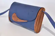 Jenny S aus PullUp-Wasserbüffel-Blankleder in blau mit Zypressenholz aus La Palma