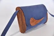 Jenny S aus PullUp-Wasserbüffel-Blankleder in blau mit Zypressenholz aus La Palma