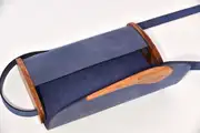 Jenny S aus PullUp-Wasserbüffel-Blankleder in blau mit Zypressenholz aus La Palma