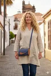 Frau trägt Ledertasche Modell Jenny S Art. 25100
