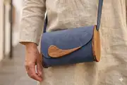 Frau trägt Ledertasche Modell Jenny S Art. 25100