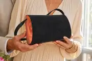 Frau trägt Ledertasche Modell Jenny S Art. 26046