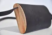 Jenny XS aus blauschwarzem Wasserbüffeldickleder mit Holz aus rotem Eukalyptus von La Palma
