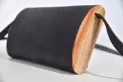 Jenny XS aus blauschwarzem Wasserbüffeldickleder mit Holz aus rotem Eukalyptus von La Palma
