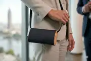 Frau trägt Ledertasche Modell Jenny XS Art. 24060