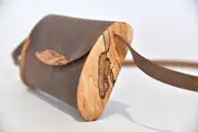 Jenny XS aus geschliffenem, antikem, dunkelbraunem Wasserbüffel-Blankleder mit gestocktem Buchenholz aus Deutschland