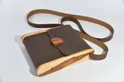 Bernd XS aus geschliffenem, antikem Wasserbüffel-Blankleder in dunkelbraun mit aufwändigen Einlagen und Verschluss aus Ginsterholz von La Palma in Eschenholz