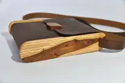 Bernd XS aus geschliffenem, antikem Wasserbüffel-Blankleder in dunkelbraun mit aufwändigen Einlagen und Verschluss aus Ginsterholz von La Palma in Eschenholz