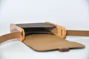 Bernd XS aus geschliffenem, antikem Wasserbüffel-Blankleder in dunkelbraun mit aufwändigen Einlagen und Verschluss aus Ginsterholz von La Palma in Eschenholz
