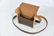 Bernd XS aus geschliffenem, antikem Wasserbüffel-Blankleder in dunkelbraun mit aufwändigen Einlagen und Verschluss aus Ginsterholz von La Palma in Eschenholz