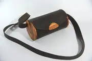 Bernardina M aus geschliffenem, antikem Wasserbüffel-Blankleder in dunkelbraun mit Olivenholz
