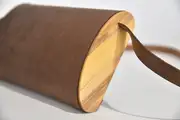 Jenny XS aus geschliffenem antikem dunkelbraunem Wasserbüffel-Blankleder mit Orangenholz aus La Palma