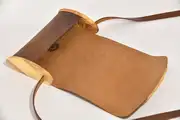 Jenny XS aus geschliffenem antikem dunkelbraunem Wasserbüffel-Blankleder mit Orangenholz aus La Palma