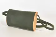 Jenny XS aus dunkelgrünem PullUp-Wasserbüffel-Blankleder mit Eschenholz