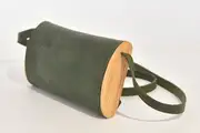 Jenny XS aus dunkelgrünem PullUp-Wasserbüffel-Blankleder mit Eschenholz