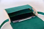 Tabea M aus minttürkis PullUp-Wasserbüffel-Blankleder mit weiß geöltem Eschenholz