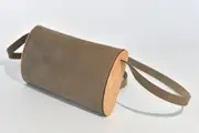 Jenny XS aus geschliffenem PullUp-Wasserbüffel-Blankleder in graubraun mit Eschenholz