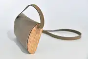 Jenny XS aus geschliffenem PullUp-Wasserbüffel-Blankleder in graubraun mit Eschenholz