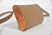 Jenny XS aus geschliffenem PullUp-Wasserbüffel-Blankleder in graubraun mit Olivenholz