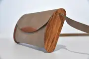Jenny XS aus geschliffenem PullUp-Wasserbüffel-Blankleder in graubraun mit Zypressenholz aus La Palma