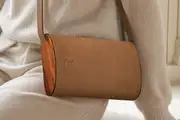 Frau trägt Ledertasche Modell Jenny S Art. 26047, Unikat, hergestellt auf La Palma, Kanarische Inseln, Spanien, Europa