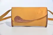 Jenny S aus geschliffenem PullUp-Wasserbüffel-Blankleder in ocker mit Zypressenholz aus La Palma