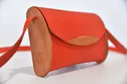 Jenny XS aus orangefarbenem PullUp-Wasserbüffel-Blankleder mit Kirschholz aus Deutschland