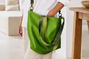 Frau trägt Ledertasche Modell Sarah playa L Art. 25073