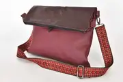 Sam flex M aus Anilin-Nappa-Rindsleder in aubergine und rotbraun