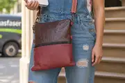 Frau trägt Ledertasche Modell Sam flex M Art. 25098, Unikat, hergestellt auf La Palma, Kanarische Inseln, Spanien, Europa