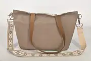 Sarah S aus geschliffenem Nubuk-Wasserbüffelleder in babyelefantengrau und Schultergurten aus Dickelder