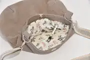 Iris M aus geschliffenem Nubuk-Wasserbüffelleder in babyelefantengrau