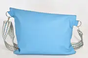 Ledertasche, Sam dia M aus Nappa-Rindsleder in blau mit Weißbuchenholz, Unikat, hergestellt auf La Palma, Kanarische Inseln, Spanien, Europa