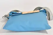 Ledertasche, Sam dia M aus Nappa-Rindsleder in blau mit Weißbuchenholz, Unikat, hergestellt auf La Palma, Kanarische Inseln, Spanien, Europa
