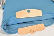 Ledertasche, Sam dia M aus Nappa-Rindsleder in blau mit Weißbuchenholz, Unikat, hergestellt auf La Palma, Kanarische Inseln, Spanien, Europa