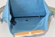 Ledertasche, Sam dia M aus Nappa-Rindsleder in blau mit Weißbuchenholz, Unikat, hergestellt auf La Palma, Kanarische Inseln, Spanien, Europa