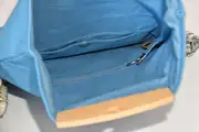 Ledertasche, Sam dia M aus Nappa-Rindsleder in blau mit Weißbuchenholz, Unikat, hergestellt auf La Palma, Kanarische Inseln, Spanien, Europa