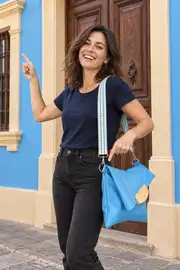 Frau trägt Ledertasche Modell Sam dia M Art. 26052, Unikat, hergestellt auf La Palma, Kanarische Inseln, Spanien, Europa