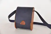 Blago M aus blauem PullUp-Wasserbüffel-Blankleder mit Zypressenholz aus La Palma