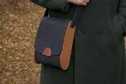 Mann trägt Ledertasche Modell Blago M Art. 25084, Unikat, hergestellt auf La Palma, Kanarische Inseln, Spanien, Europa