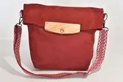 Ledertasche, Sam L aus geschliffenem Nubuk-Wasserbüffelleder in bordeaux mit Roteichenholz, Unikat, hergestellt auf La Palma, Kanarische Inseln, Spanien, Europa